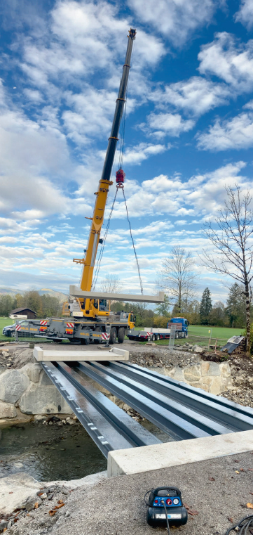 Brücke aus Fertigteilplatten auf Stahlträgerkonstruktion in Gaißach